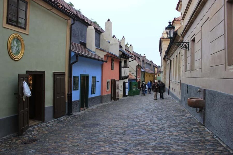 Prague: Prague Castle Walking Tour with Golden Lane in German - Who will enjoy this German-language walk