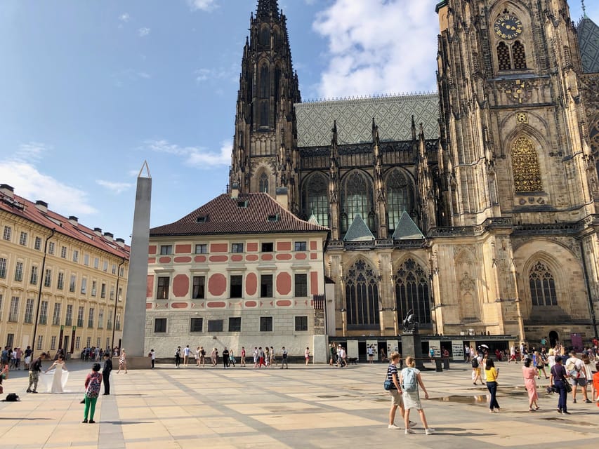 Prague: Private Prague Castle Interior Tour - St. Vitus Cathedral and forty minutes of Gothic Prague
