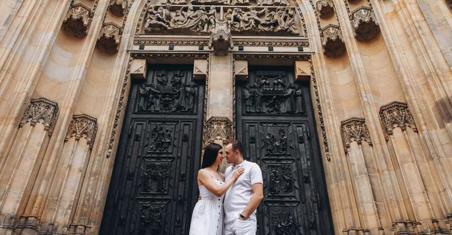 Prague: Professional Photoshoot at Prague Castle - A short route from the tavern to the castle