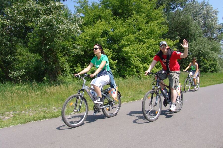 Prague: River & Park Bike Tour to Troja Chateau - Following the Vltava out of central Prague