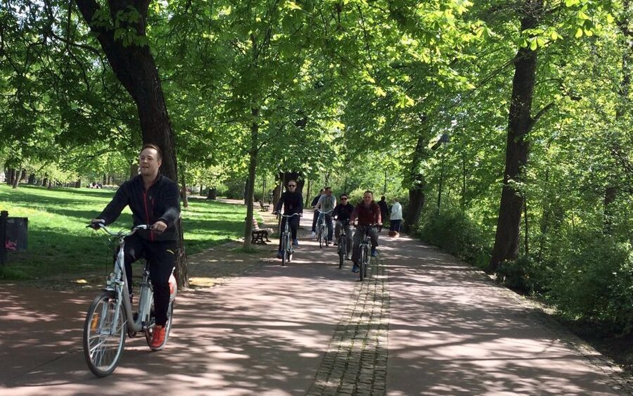 Prague: Stunning Viewpoints, Castle, City & Park Bike Tour - Guide quality and group atmosphere