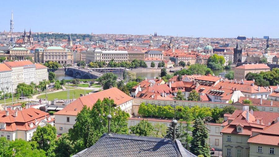 Prague: Tour to Prague Castle with tickets included. Spanish - First look at Prague Castle and Hradčany Square