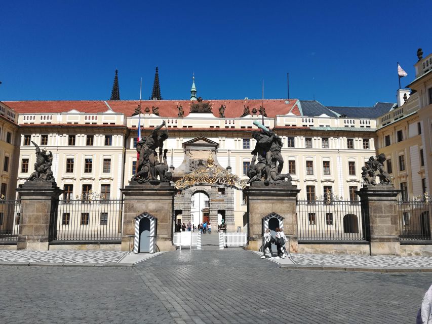 Prague: Tour to Prague Castle with tickets included. Spanish - St. George’s Basilica and a quieter change of mood