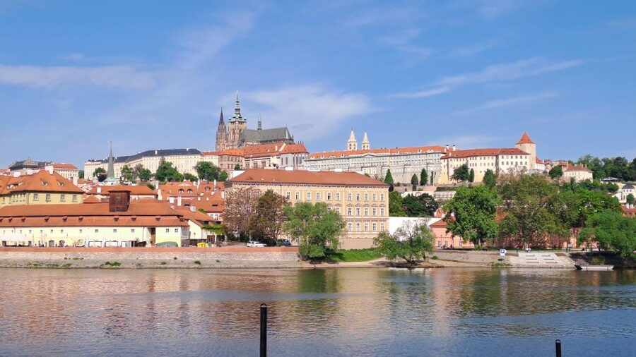 Prague: Tour to Prague Castle with tickets included. Spanish - Meeting at Malostranská and riding up to the castle