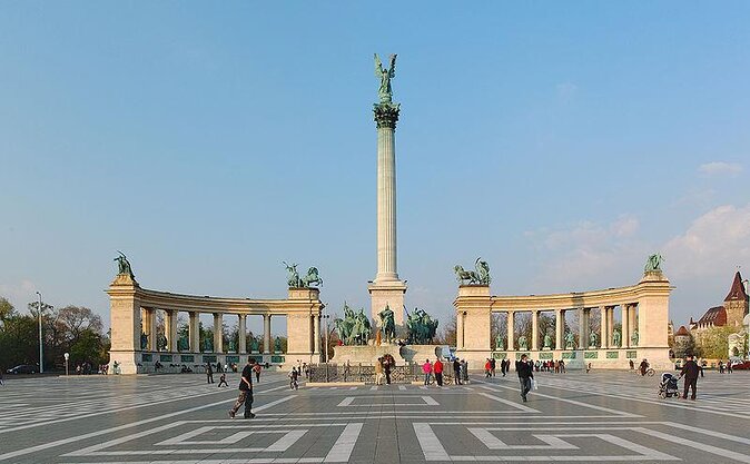 Private Budapest Sightseeing Tour: Royal Castle, Heroes Square, Chain Bridge - A fast introduction to both sides of the Danube