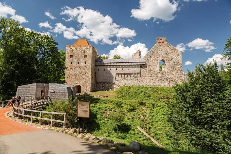 Private Day Trip to Cesis, Sigulda and Turaida Castles - Lunch advice and the limits of the guide service