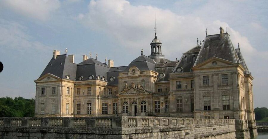 Private tour: Chateaux de Vaux le Vicomte & Fontainebleau - Leaving Paris in a Private Vehicle