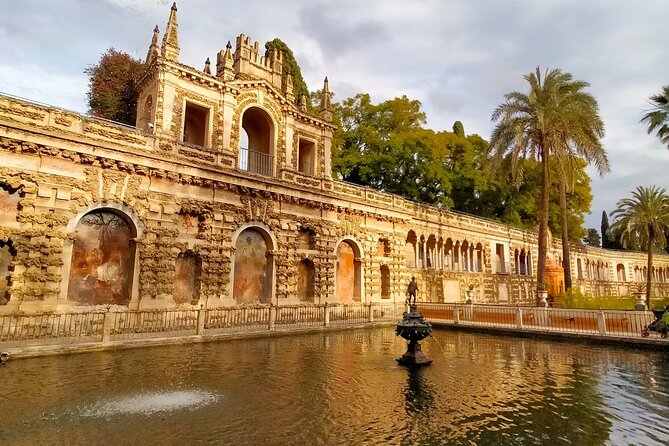 Private Walking Tour Alcazar and Cathedral in Sevilla - The value of a private guide
