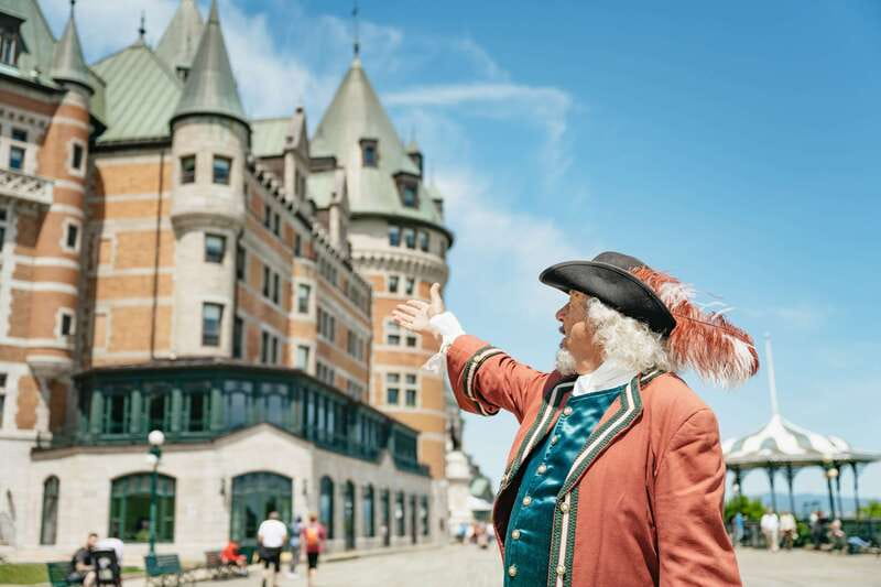 Quebec City: Guided Tour of Fairmont Le Château Frontenac - Meeting the costumed guide near Au 1884
