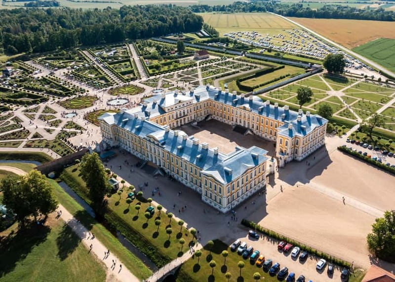 Riga: Hill of Crosses, Guided Rundale Palace & Bauska Castle - Rundale Palace and the value of a live guide