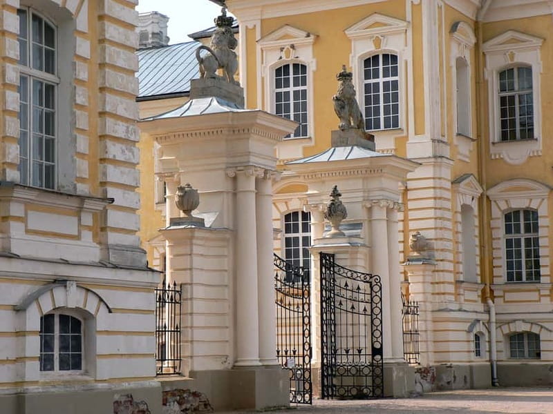 Riga: Rundale, Bauska and Hill of Cross Private Castle Tour - How the private van setup affects the day