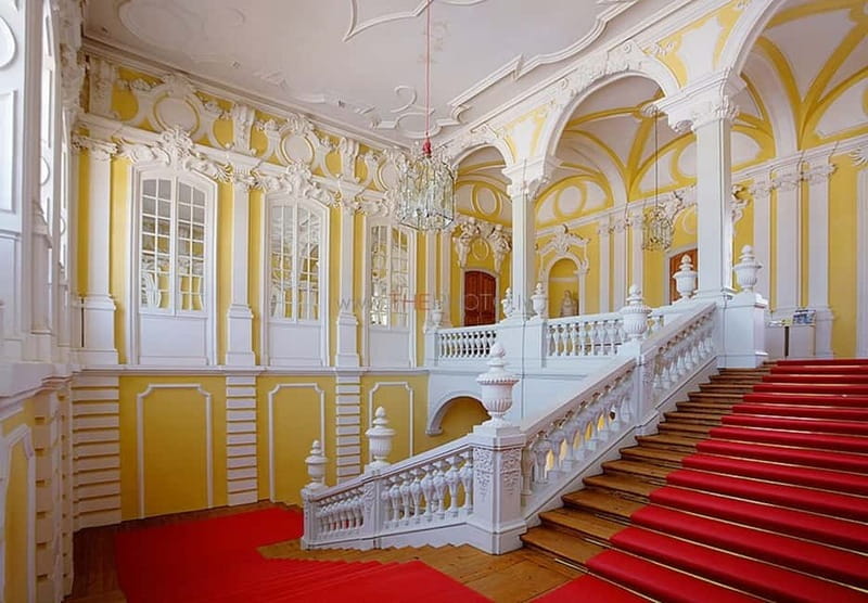 Riga: Rundale, Bauska and Hill of Cross Private Castle Tour - Walking the French Baroque garden