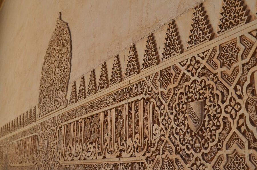 Royal Alcázar of Seville Skip-the-Line Guided Tour - Finding the guide at Plaza del Triunfo
