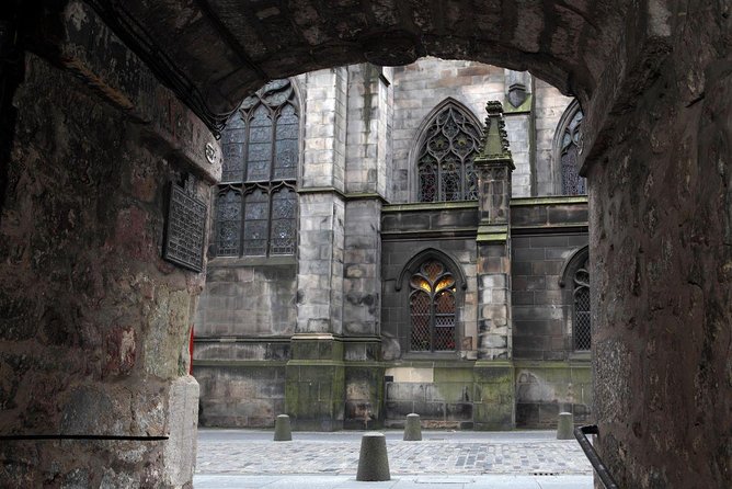 Royal Mile and Edinburgh Castle - Small Group Walking Tour - Price, timing, and practical value