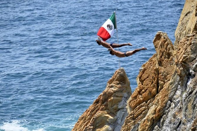 San Diego Fortress Explorer 4-Hour Highlights Walking & Van Tour - La Quebrada provides the memorable finale