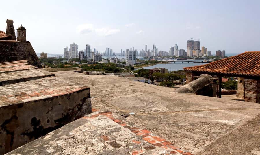 San Felipe Castle and Getsemani Walking Tour with tickets - Guide quality and the value of the storytelling
