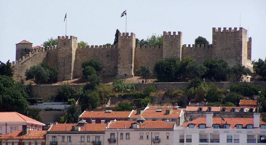 São Jorge Castle Skip-the-line Entry Ticket - Finding the host near the castle entrance