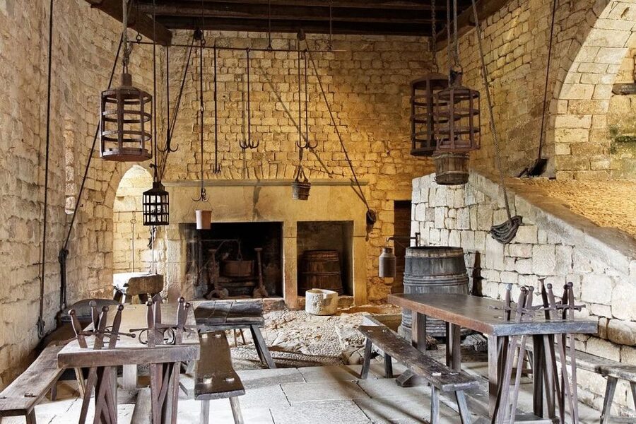 Sarlat : Private tour to Prehistoric Cave + Medieval Castle - Seeing how early humans made fire and light