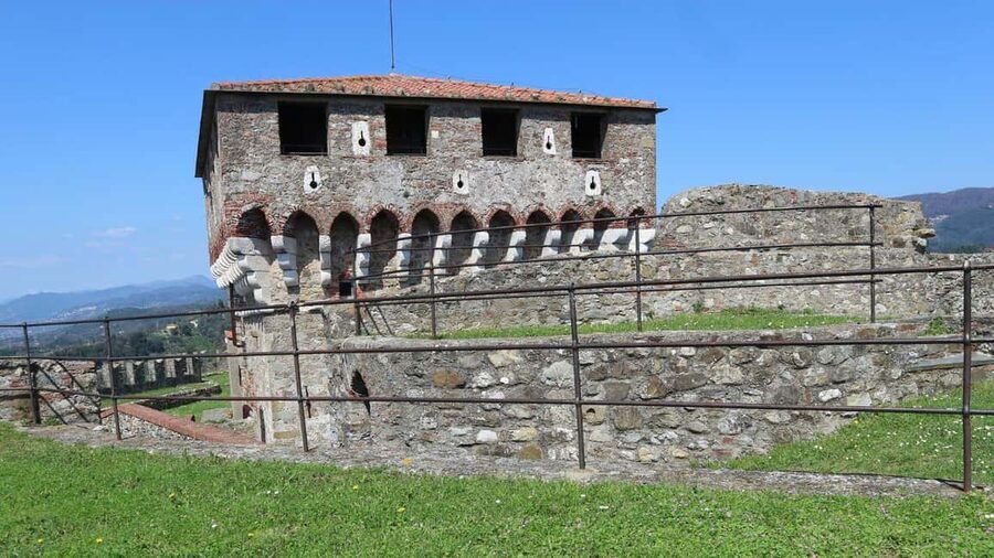 Sarzana: pesto experience at Sarzanello Fortress - Why this cooking class belongs at a fortress