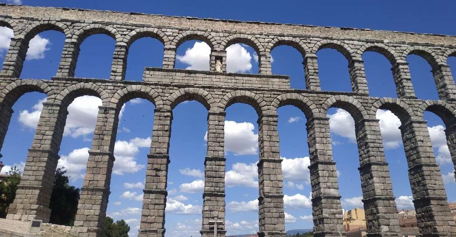 Segovia: Guided Walking Tour with Alcázar Entry - Why this two-hour route works well in Segovia