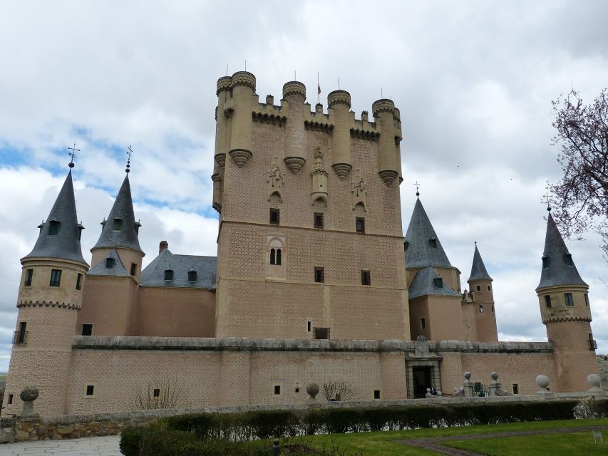 Segovia: Guided Walking Tour with Alcázar Entry - How the Spanish guide affects the experience