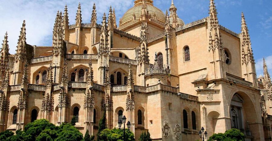 Segovia: Guided Walking Tour with Cathedral & Alcázar Entry - Key points to know before booking