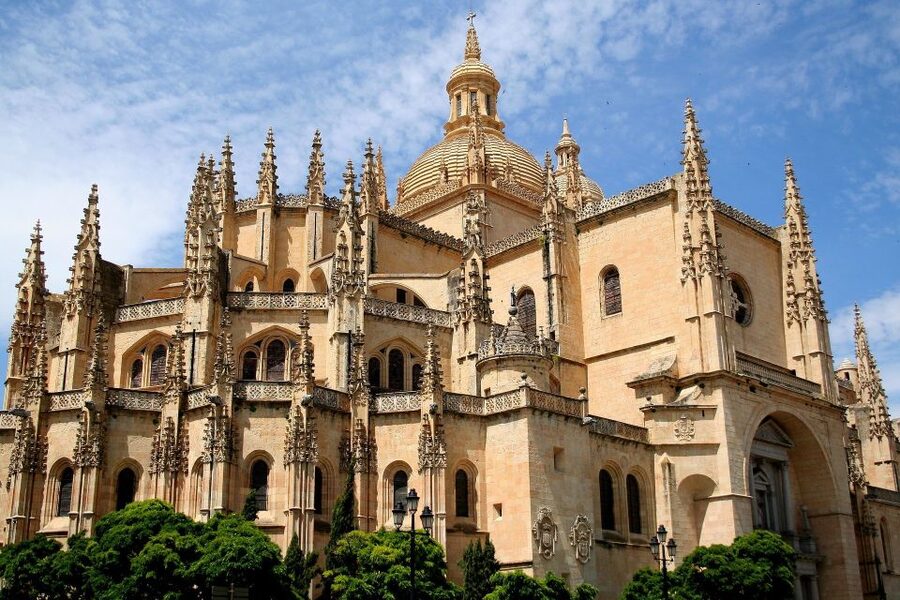 Segovia: Guided Walking Tour with Cathedral & Alcázar Entry - Plaza Mayor and the Cathedral interior