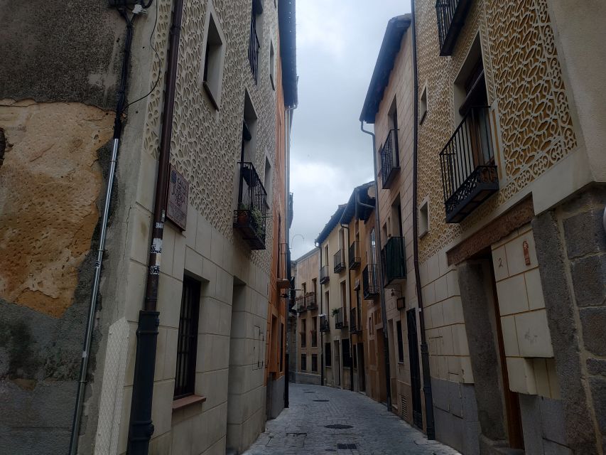 Segovia: Guided Walking Tour with Cathedral & Alcázar Entry - Is $32 a good value?