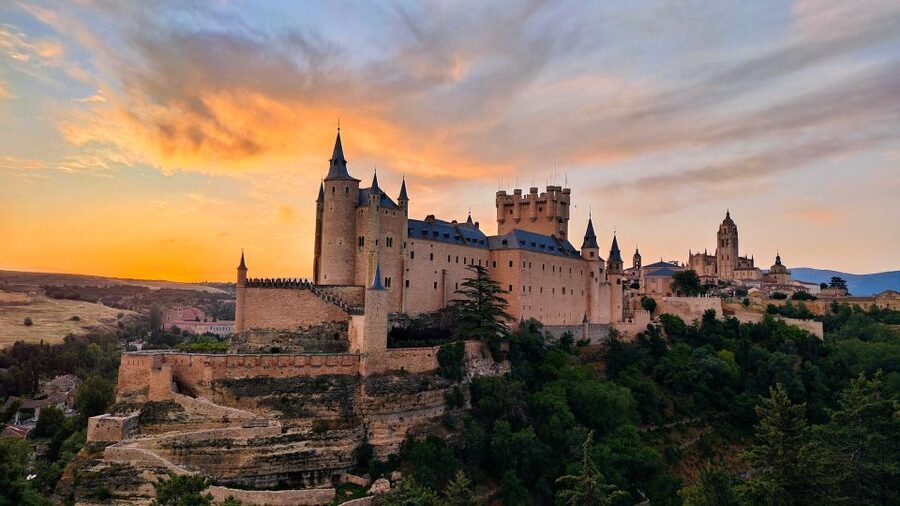 Segovia: Private City Walking Tour with Alcázar of Segovia - Granite points at the Casa de los Picos