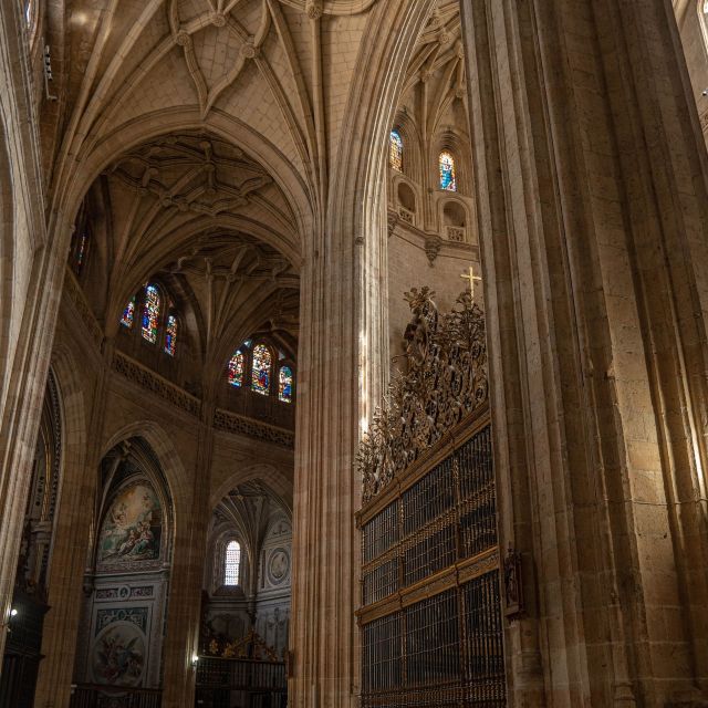 Segovia: Private City Walking Tour with Alcázar of Segovia - Walking along the medieval city walls