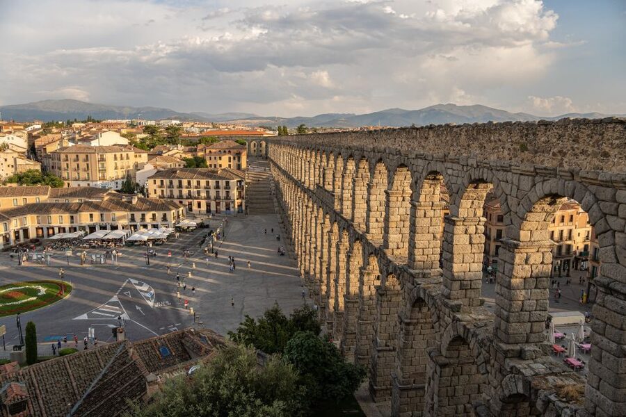 Segovia: Private City Walking Tour with Alcázar of Segovia - What the guide adds to the visit
