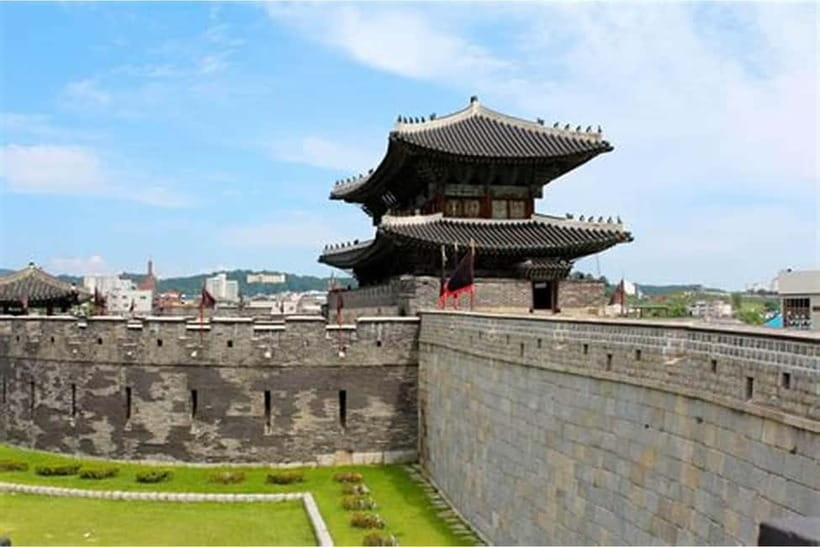 Seoul: Hwaseong Fortress, Folk Village and Starfield Library - The new Starfield Library in Suwon