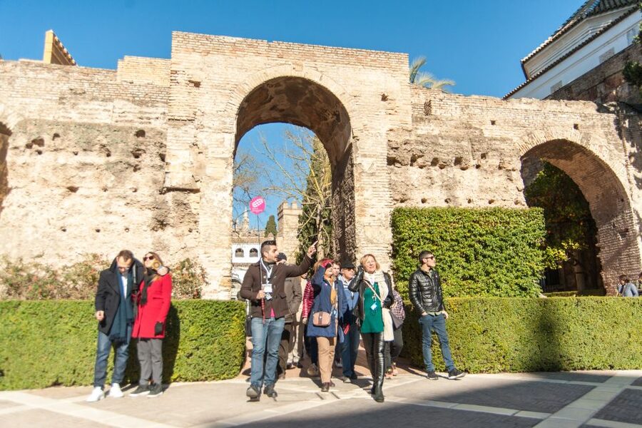 Seville: Alcázar and Cathedral Entry Ticket and Guided Tour - Guides, languages, and the listening experience