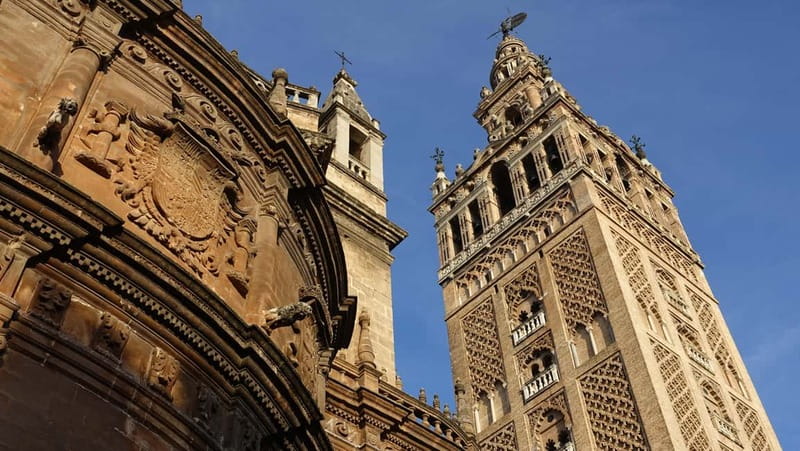 Seville: Alcázar, Cathedral, and Giralda Small-Group Tour - Seville Cathedral, an hour among Gothic giants