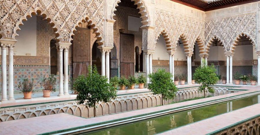 Seville: Alcázar, Cathedral & Giralda Fast Track Guided Tour - Patio de Doncellas and the palace details