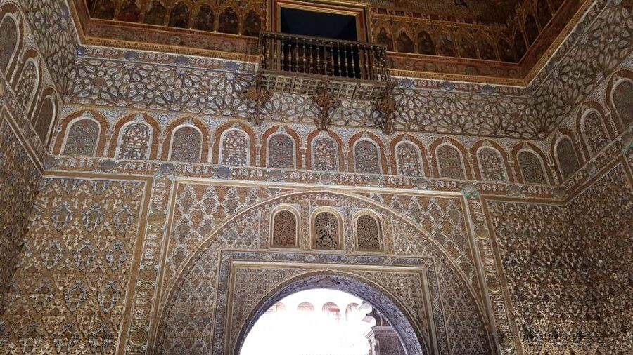 Seville: Alcázar, Cathedral & Giralda Fast Track Guided Tour - Walking through Judería and Santa Cruz