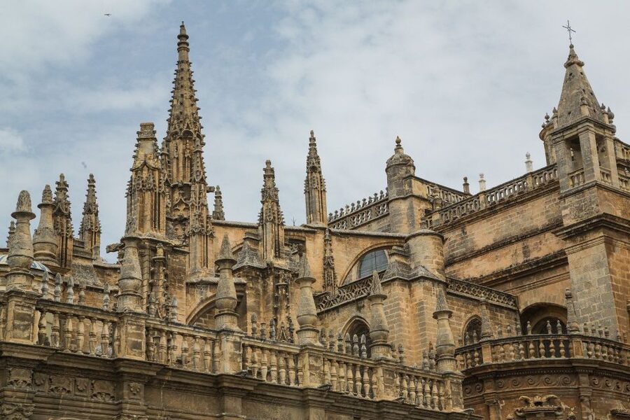 Seville: Alcázar, Cathedral & Giralda Fast Track Guided Tour - Seeing Seville Cathedral from inside