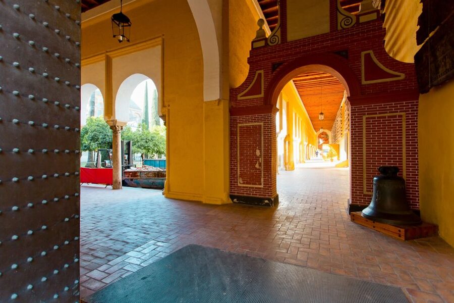Seville: Alcázar, Cathedral & Giralda Fast Track Guided Tour - Climbing the Giralda bell tower