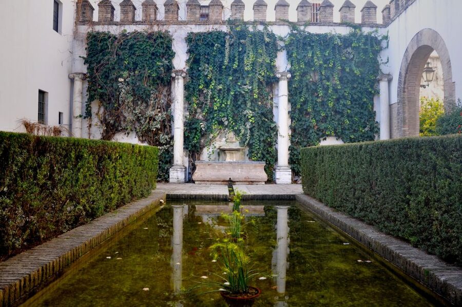 Seville: Alcazar & Cathedral Skip-the-Line Guided Tour - Save time for the Alcázar gardens