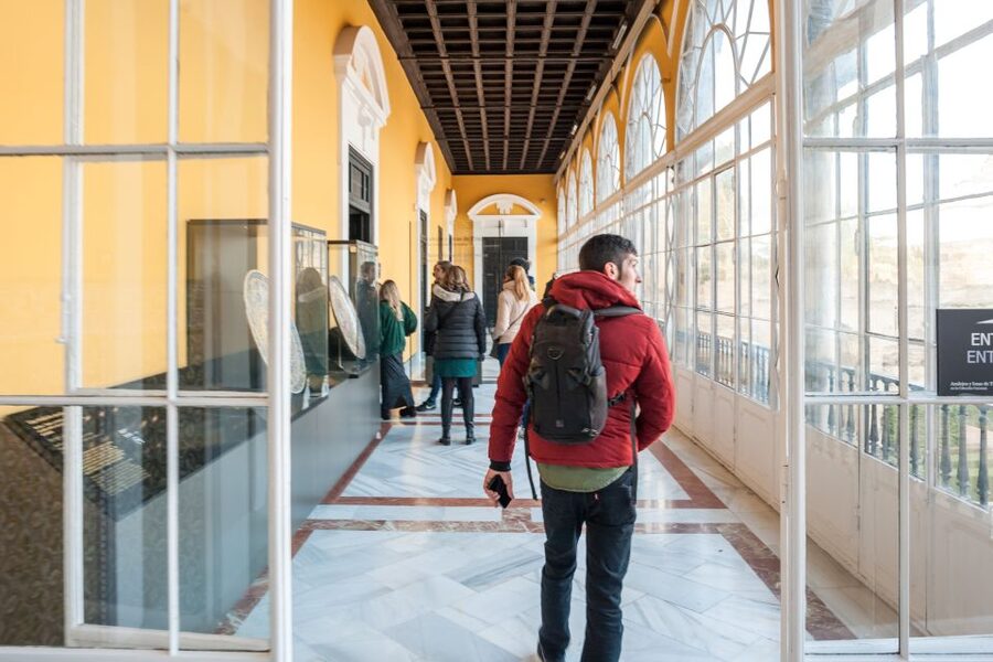 Seville: Alcázar Guided Tour - Courtyards, royal rooms, and chapels