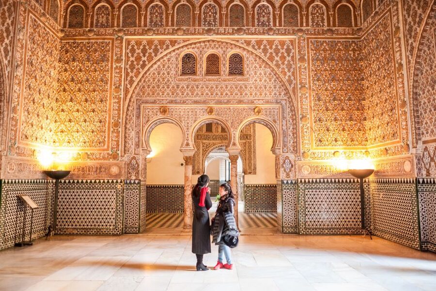 Seville: Alcazar Guided Tour with Entrance - Meeting your guide on Avenida de la Constitucion