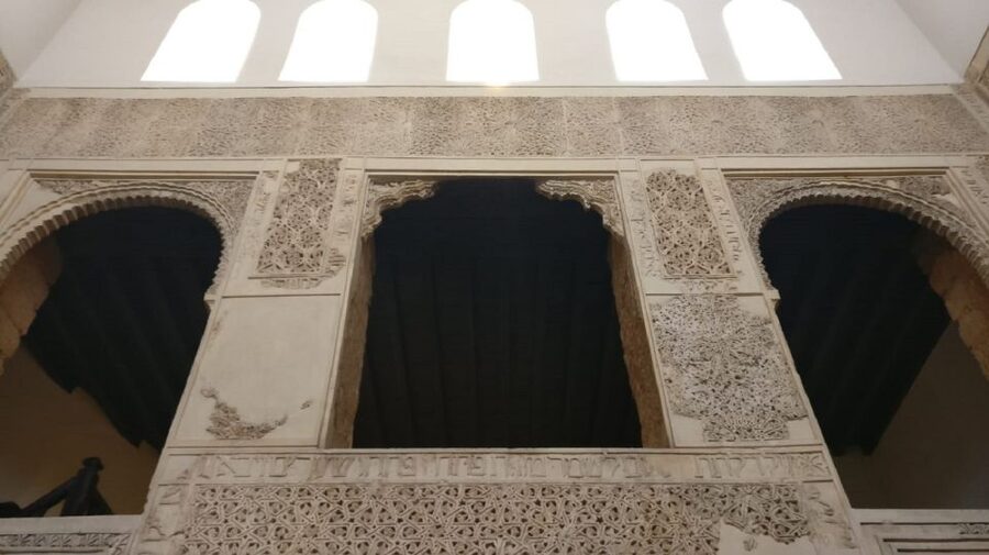 Seville: Alcázar Tour with Tickets Included - Pace, language, and group size