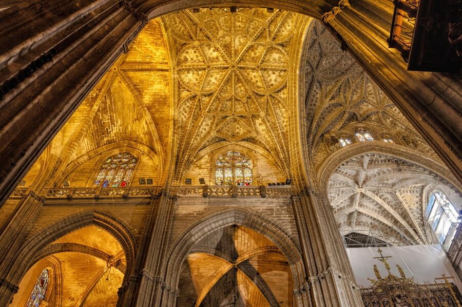 Seville: Cathedral & Alcázar Guided Tour with River Cruise - The Guadalquivir cruise and views toward Triana