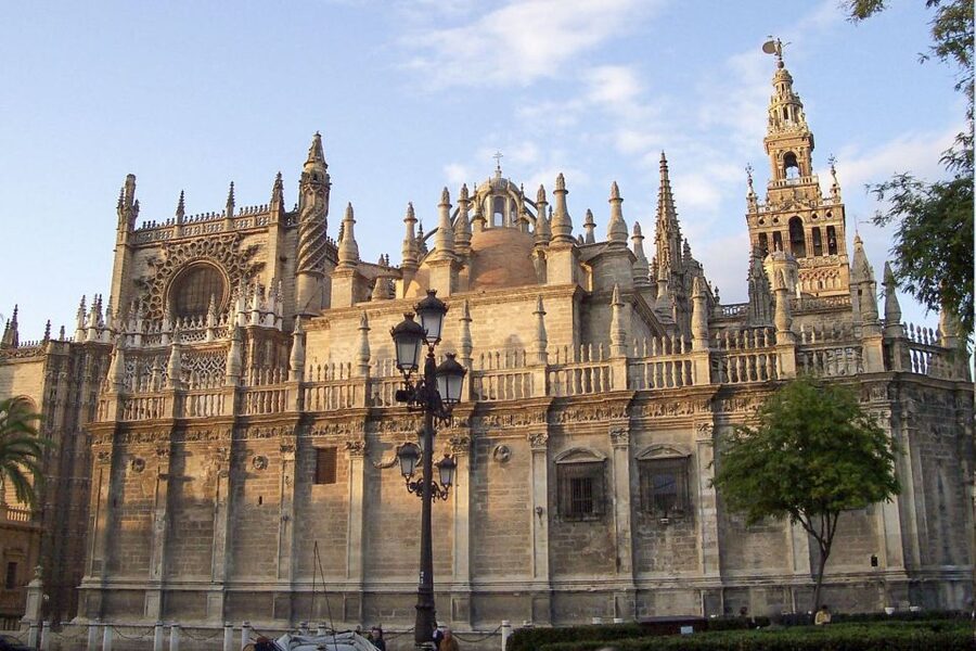 Seville: Cathedral, Giralda & Alcazar Entry With Guided Tour - Guides Who Make the Difference