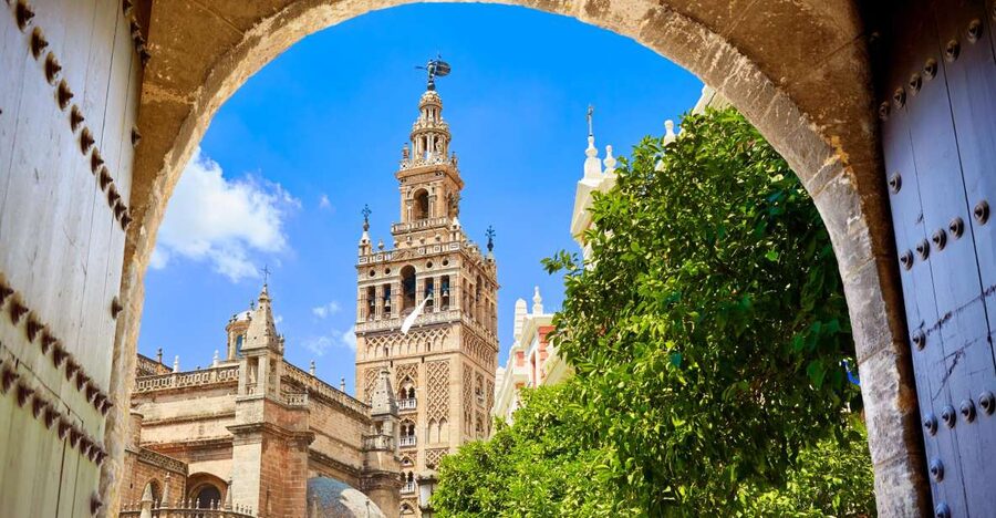 Seville: Cathedral, Giralda, and Alcazar Guided Tour - Climbing the Giralda by ramp