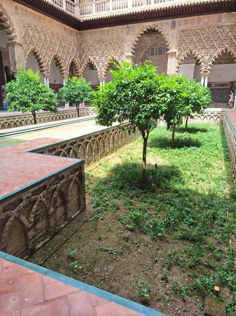 Seville: Guided tour of the Alcazar, Cathedral, and Giralda - Climbing the Giralda for Seville views