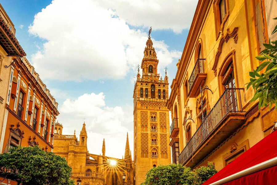 Seville: Priority Access Cathedral, Giralda & Alcázar Tour - Seville Cathedral: vast Gothic scale and important details