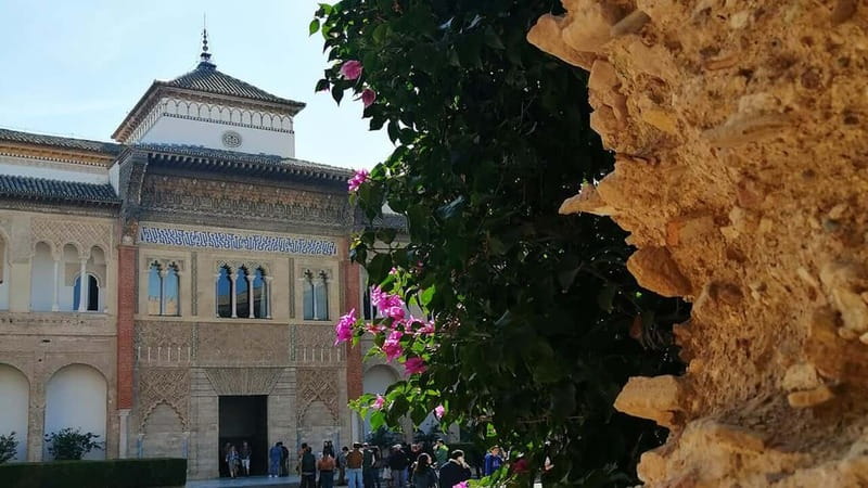 SEVILLE: REAL ALCÁZAR TOUR - Meeting at Plaza del Triunfo and the Puerta del León