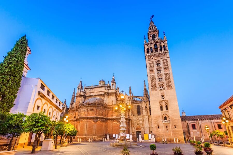 Seville: Tour Alcázar, Cathedral & Giralda Priority Access - Climbing the 98-meter Giralda