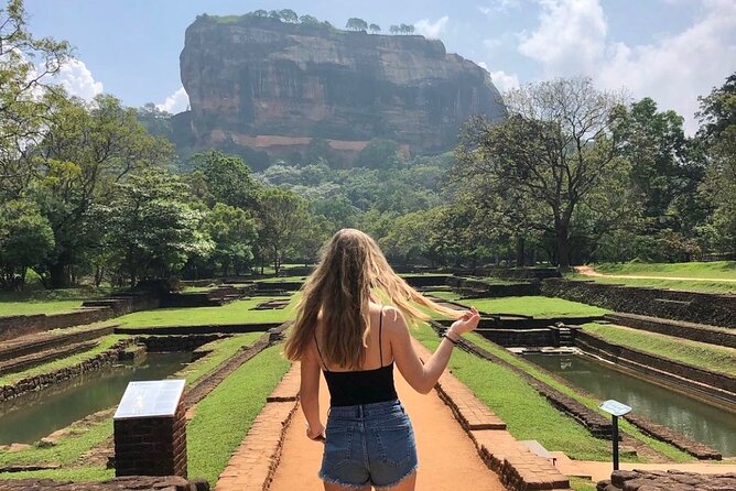 Sigiriya Rock Fortress and Cave Temples Day Trip - Lunch at Oakray Restaurant in Inamaluwa